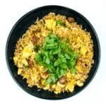 This Thai style sausage fried rice is a fusion of the best from East and West. Cashews, chilli, garlic, basil, coriander and sweet smelling saffron. Yum! | theyumyumclub.com
