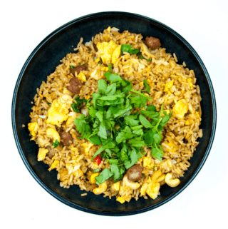 This Thai style sausage fried rice is a fusion of the best from East and West. Cashews, chilli, garlic, basil, coriander and sweet smelling saffron. Yum! | theyumyumclub.com