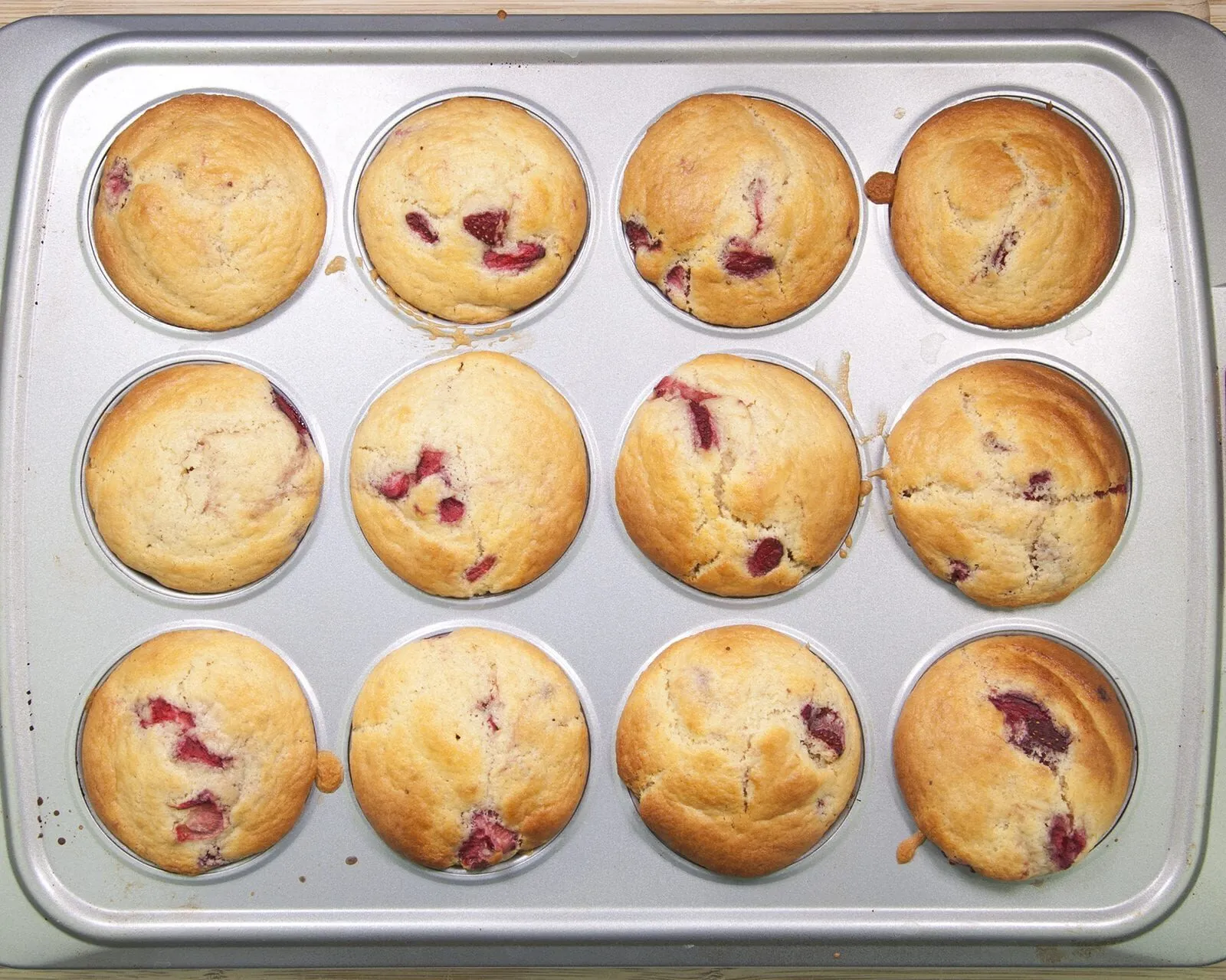 Strawberry muffins. Yum! Whether it's breakfast, mid-morning coffee or afternoon tea munching on these strawberry muffins will get you through the day ???? | theyumyumclub.com