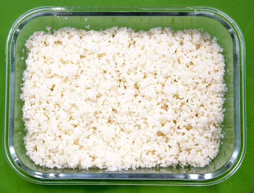 This wild mushroom & garlic cauliflower rice recipe is a revelation. Not only low in fat and carbs, but it's very easy to make and so delicious to taste. Yum! | theyumyumclub.com