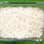 This wild mushroom & garlic cauliflower rice recipe is a revelation. Not only low in fat and carbs, but it's very easy to make and so delicious to taste. Yum! | theyumyumclub.com