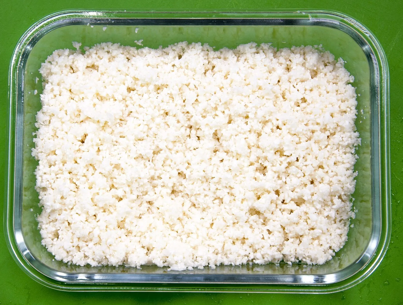 This wild mushroom & garlic cauliflower rice recipe is a revelation. Not only low in fat and carbs, but it's very easy to make and so delicious to taste. Yum! | theyumyumclub.com