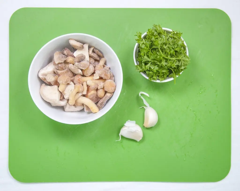 This wild mushroom & garlic cauliflower rice recipe is a revelation. Not only low in fat and carbs, but it's very easy to make and so delicious to taste. Yum! | theyumyumclub.com