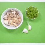 This wild mushroom & garlic cauliflower rice recipe is a revelation. Not only low in fat and carbs, but it's very easy to make and so delicious to taste. Yum! | theyumyumclub.com