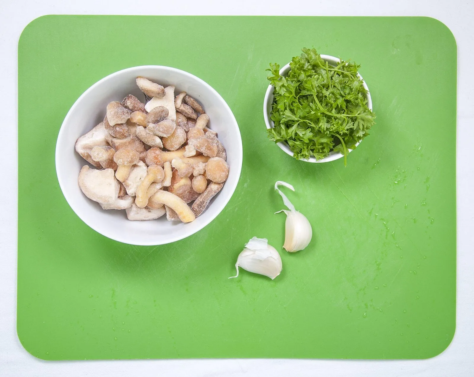 This wild mushroom & garlic cauliflower rice recipe is a revelation. Not only low in fat and carbs, but it's very easy to make and so delicious to taste. Yum! | theyumyumclub.com
