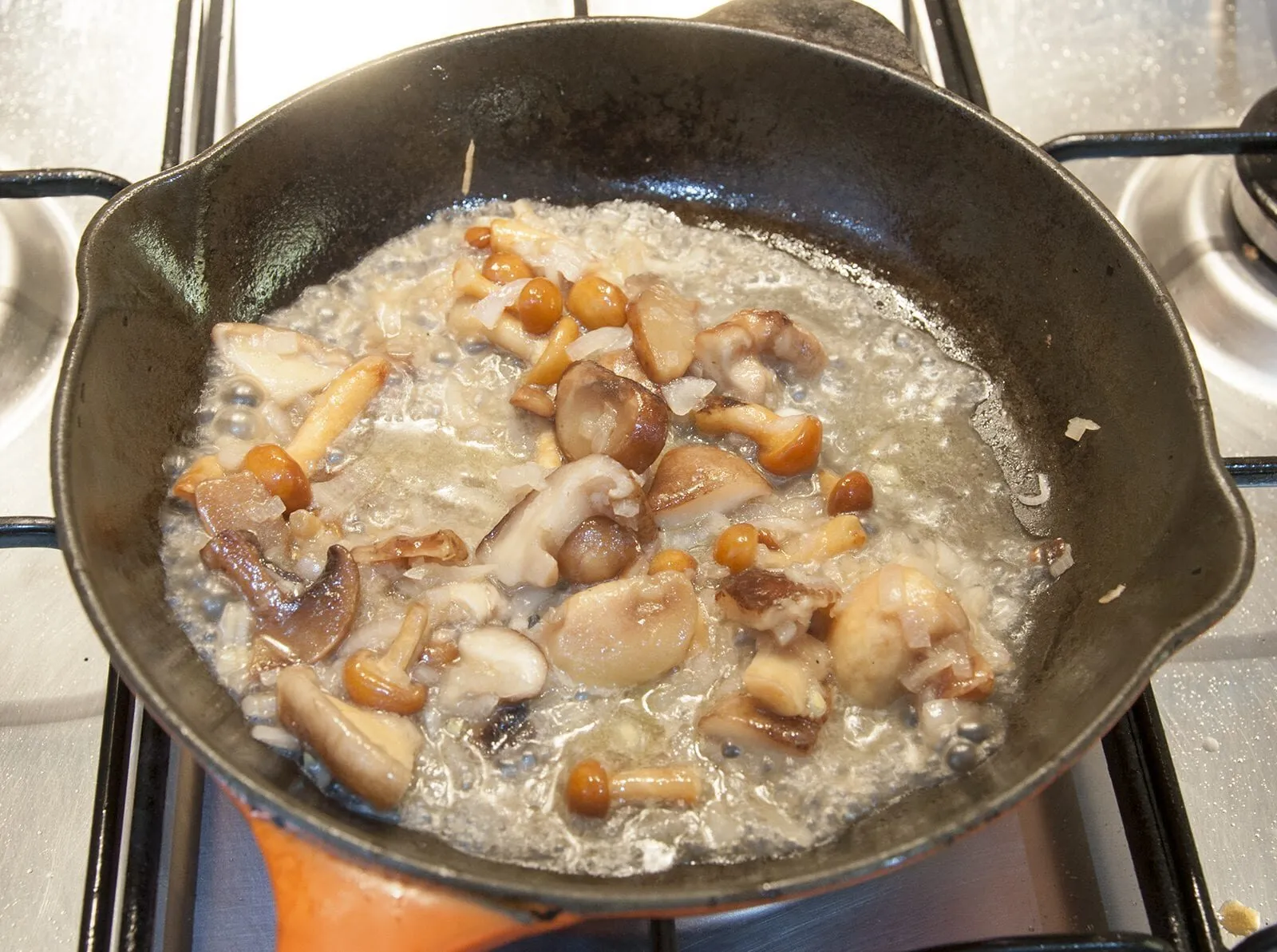 This wild mushroom & garlic cauliflower rice recipe is a revelation. Not only low in fat and carbs, but it's very easy to make and so delicious to taste. Yum! | theyumyumclub.com