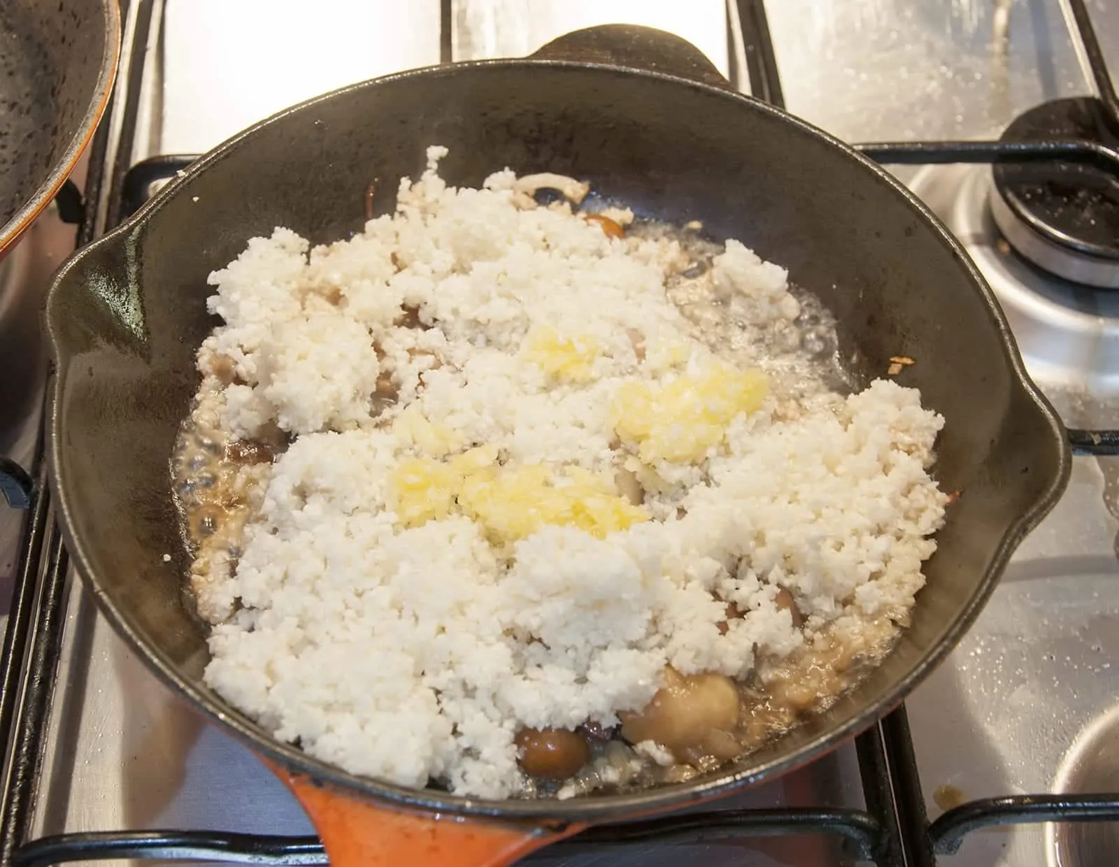 This wild mushroom & garlic cauliflower rice recipe is a revelation. Not only low in fat and carbs, but it's very easy to make and so delicious to taste. Yum! | theyumyumclub.com