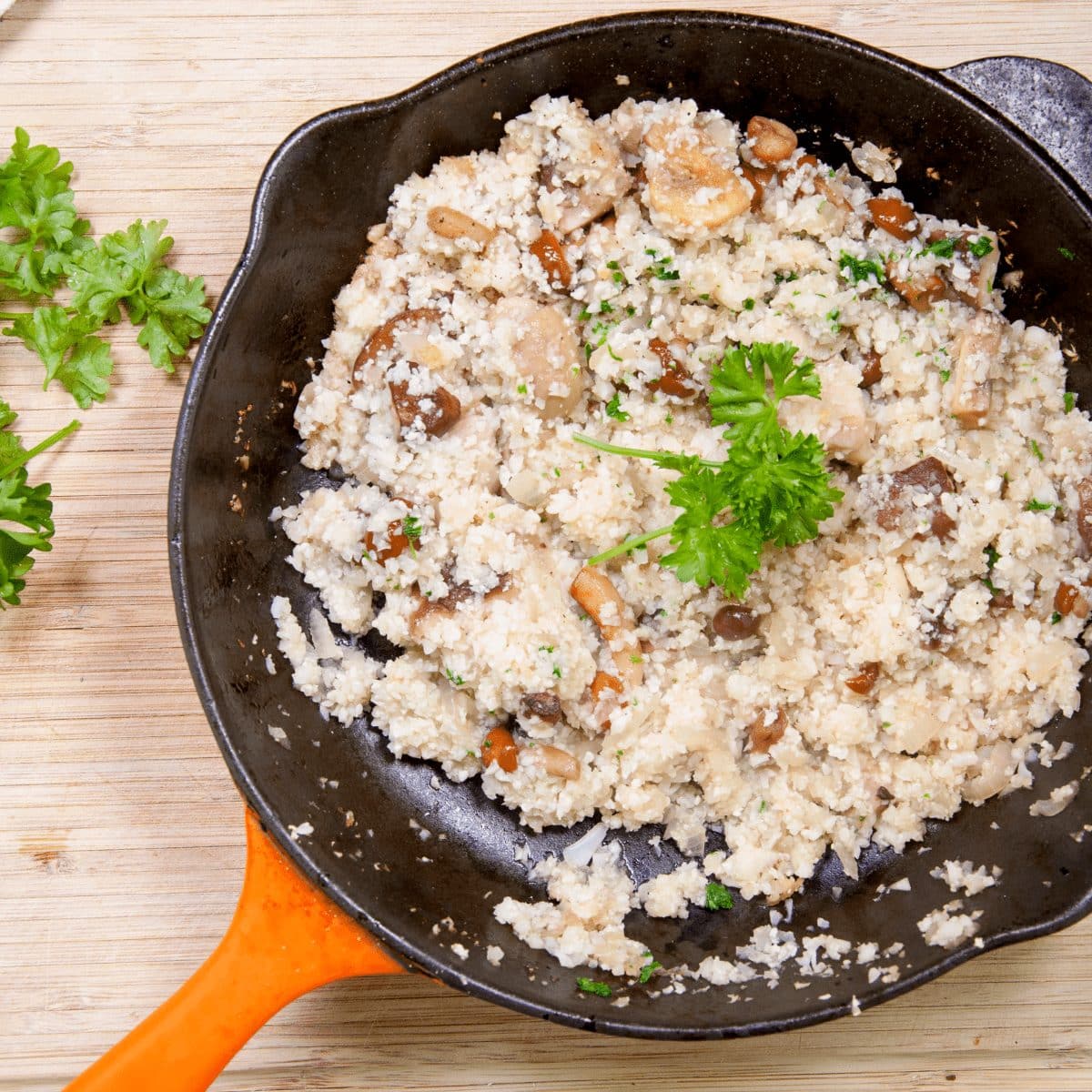 This wild mushroom & garlic cauliflower rice recipe is a revelation. Not only low in fat and carbs, but it's very easy to make and so delicious to taste. Yum! | theyumyumclub.com