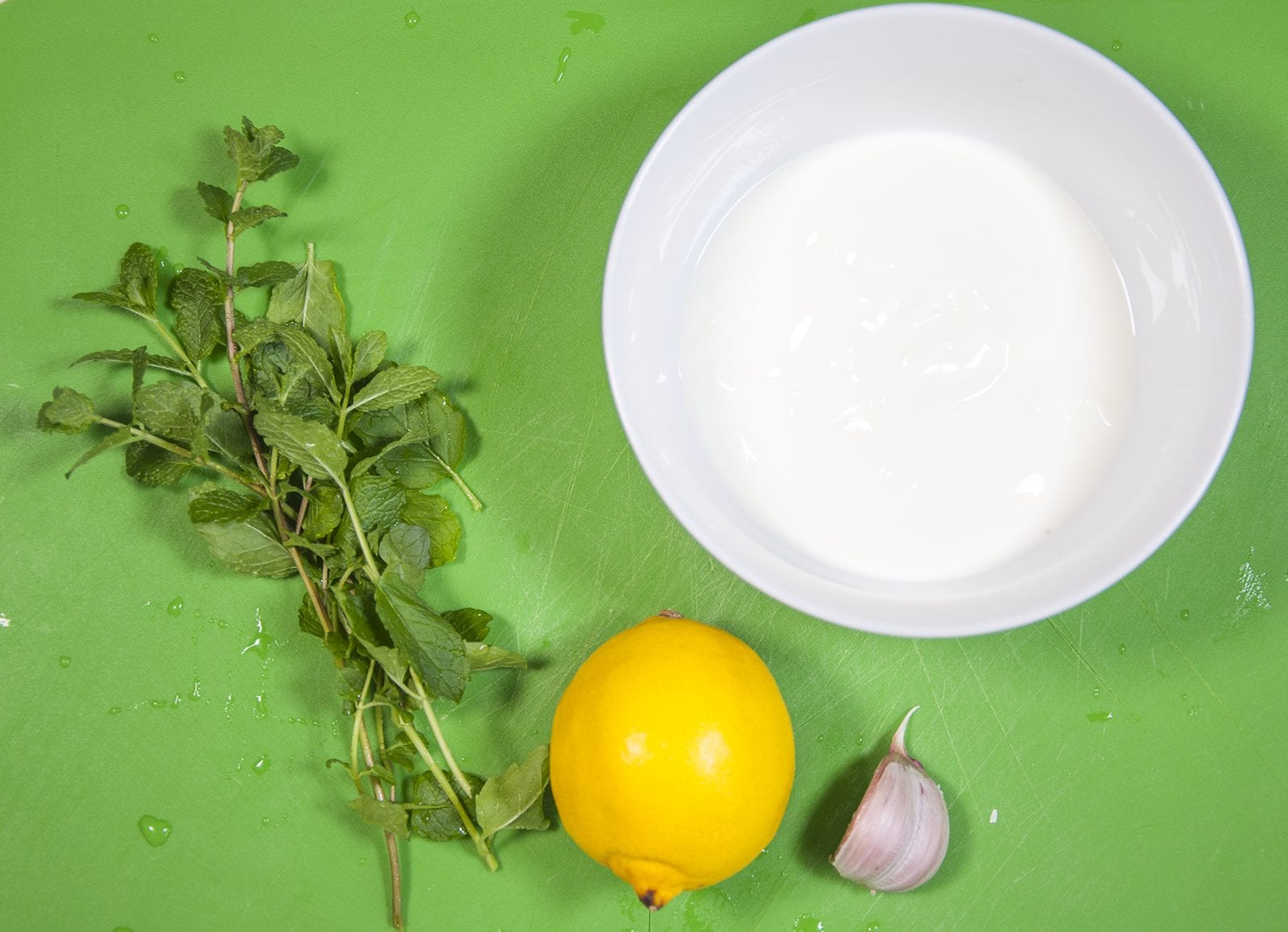 Aromatic tandoori chicken tikka style. Gather the ingredients for the mint yogurt | https://theyumyumclub.com/2019/05/01/chicken-tandoori-tikka-style/