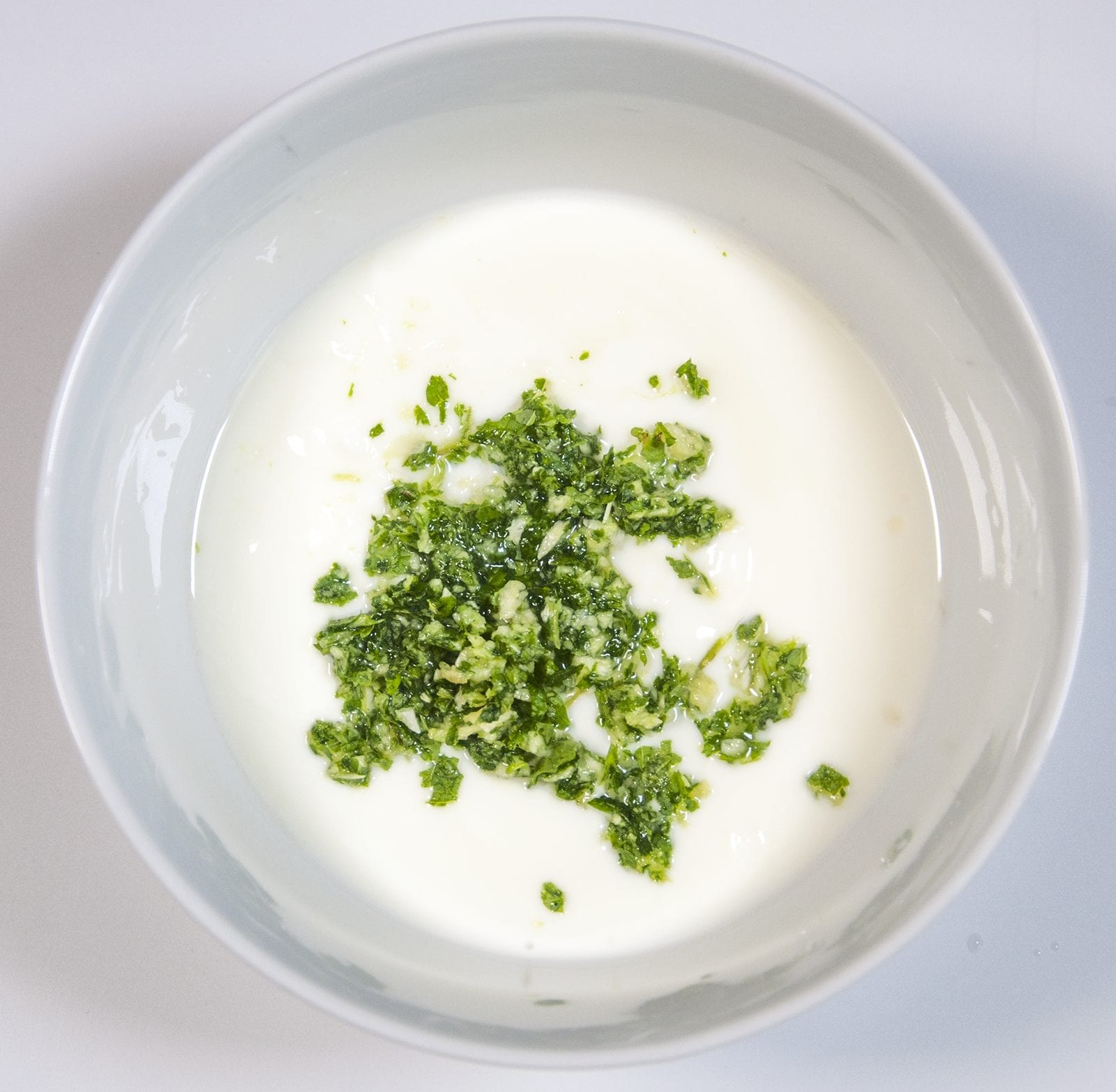 Aromatic tandoori chicken tikka style Mix the yogurt ingredients together | https://theyumyumclub.com/2019/05/01/chicken-tandoori-tikka-style/