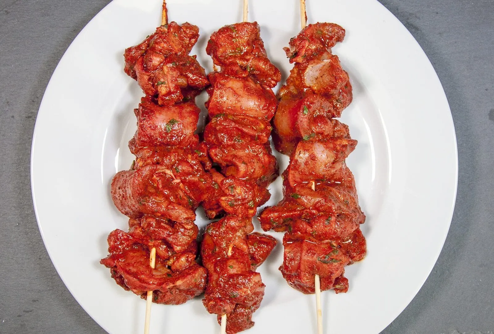 Aromatic tandoori chicken tikka style. skewer the tandoori chicken tikka | https://theyumyumclub.com/2019/05/01/chicken-tandoori-tikka-style/