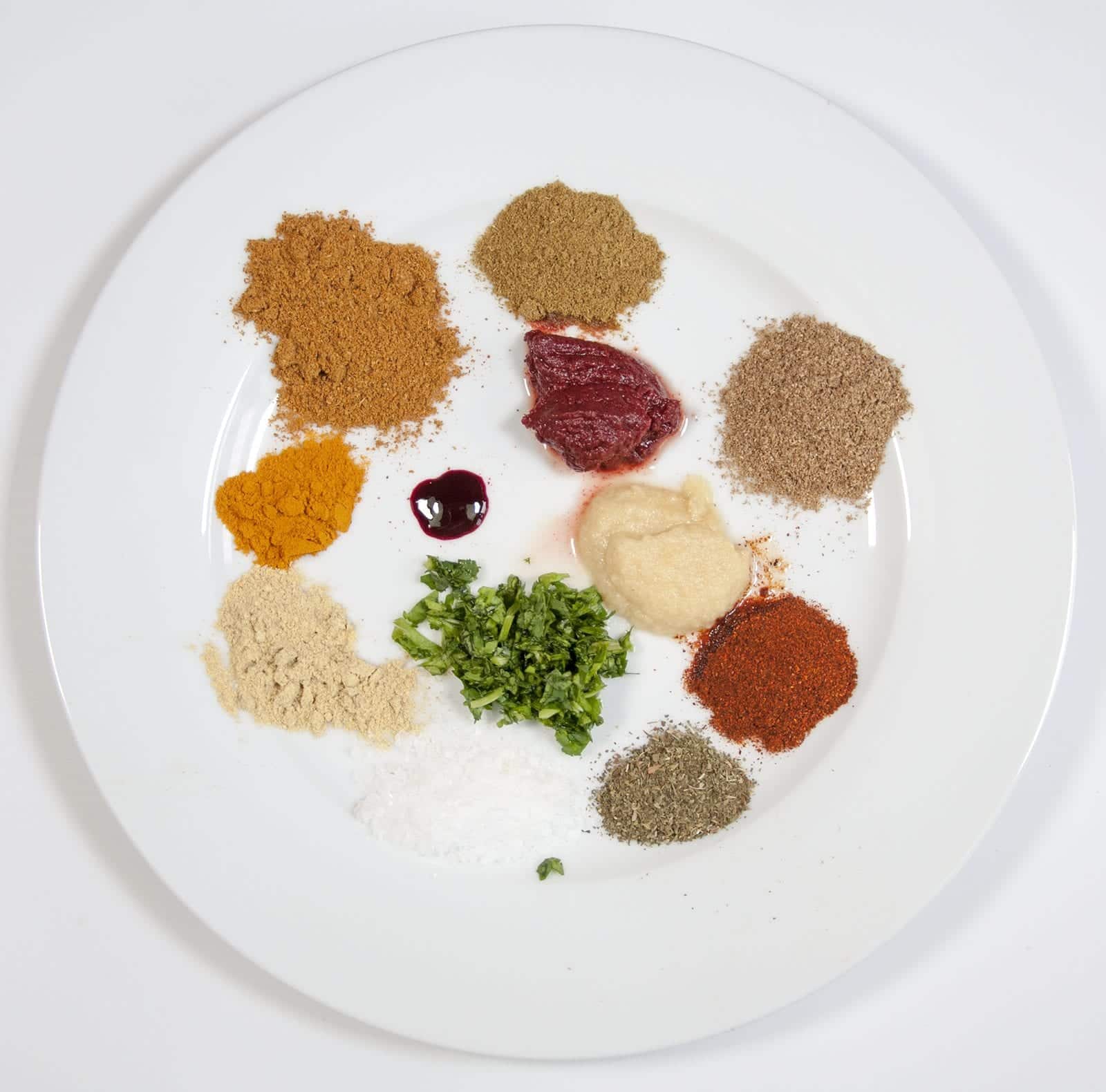 Aromatic tandoori chicken tikka style. Gather the spices for the marinade | https://theyumyumclub.com/2019/05/01/chicken-tandoori-tikka-style/
