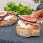 Ricotta, Prosciutto & Fig Crostini | https://theyumyumclub.com/2019/04/23/ricotta-prosciutto-fig-crostini/