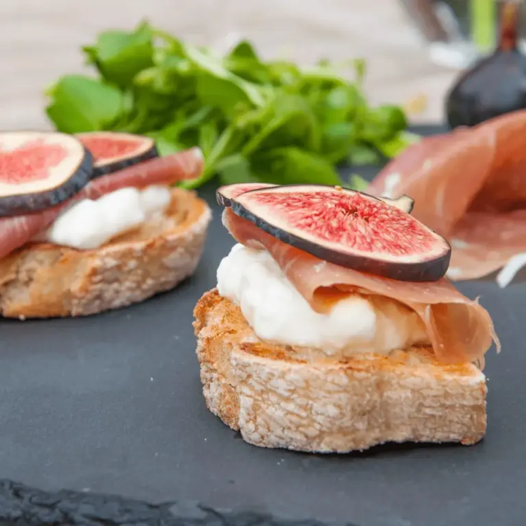 Ricotta, Prosciutto & Fig Crostini | https://theyumyumclub.com/2019/04/23/ricotta-prosciutto-fig-crostini/