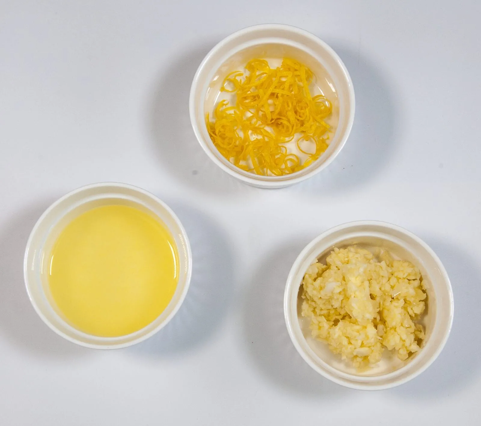 Aromatic Barbecue Chicken Gyros. Prepare the garlic and lemon | https://theyumyumclub.com/2019/04/24/aromatic-barbecue-chicken-gyros/