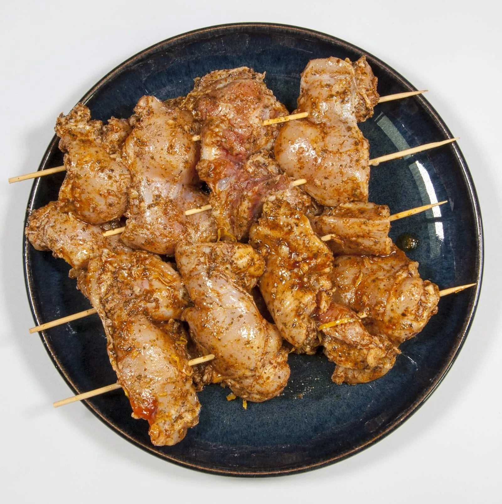 Aromatic Barbecue Chicken Gyros. Skewer the gyros chicken thighs | https://theyumyumclub.com/2019/04/24/aromatic-barbecue-chicken-gyros/