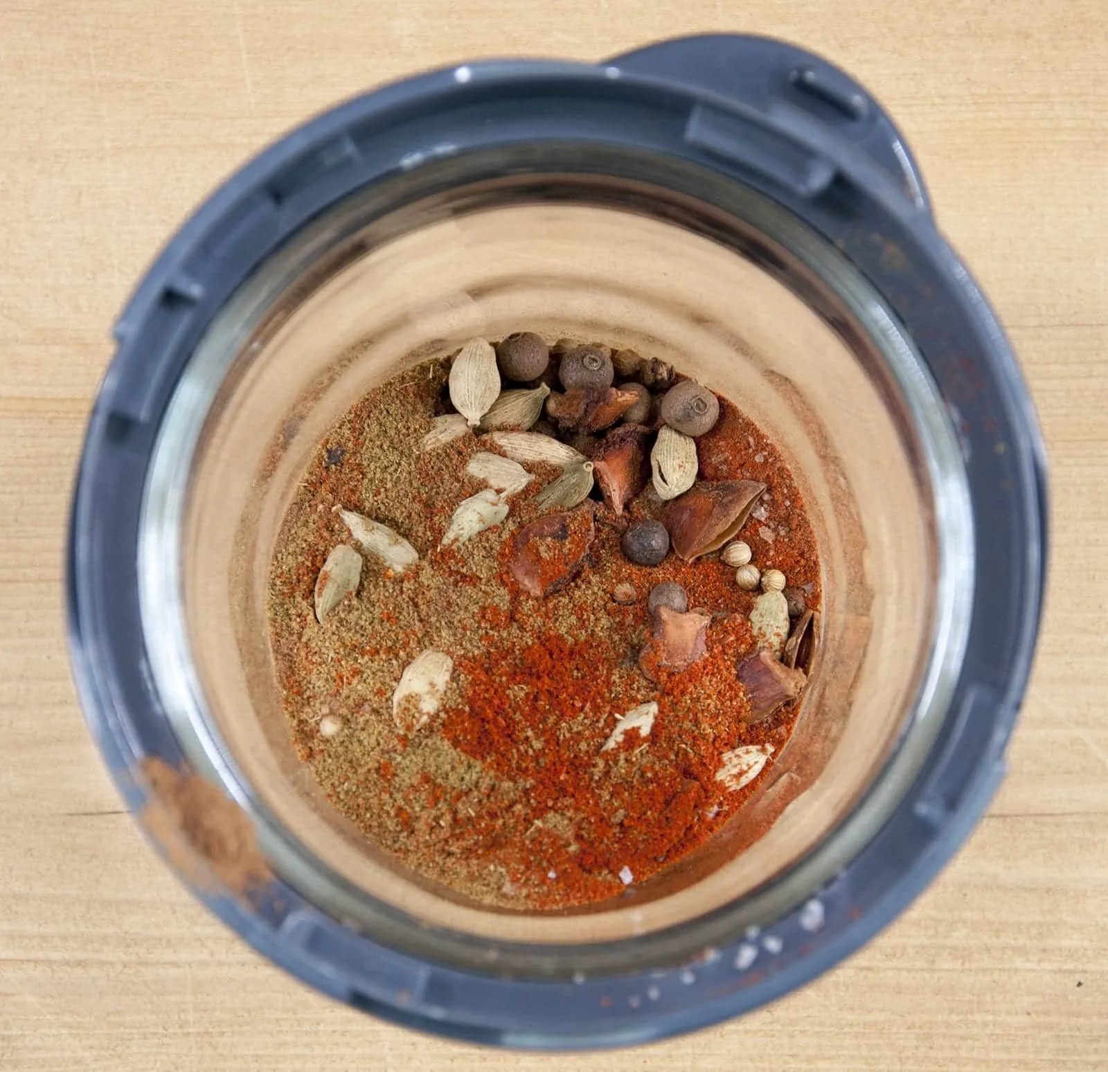 Aromatic spice-rubbed roast lamb Marrakesh style. 11 fragrant spices go into this scrummy recipe. The aroma of a Marrakesh Bazaar in your own kitchen. Yum! | theyumyumclub.com