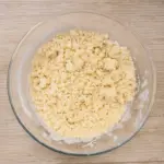 For those with a sweet tooth and a taste for luxury. Decadent Millionaire's Shortbread. A simple recipe that will have your friends begging for more. Yum! | theyumyumclub.com