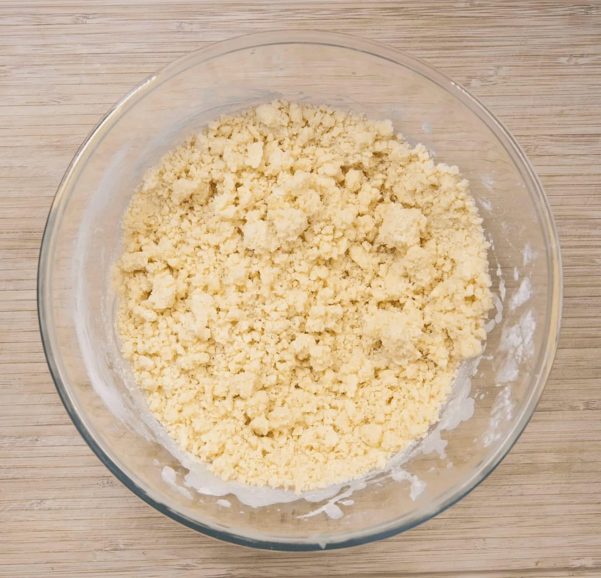 For those with a sweet tooth and a taste for luxury. Decadent Millionaire's Shortbread. A simple recipe that will have your friends begging for more. Yum! | theyumyumclub.com