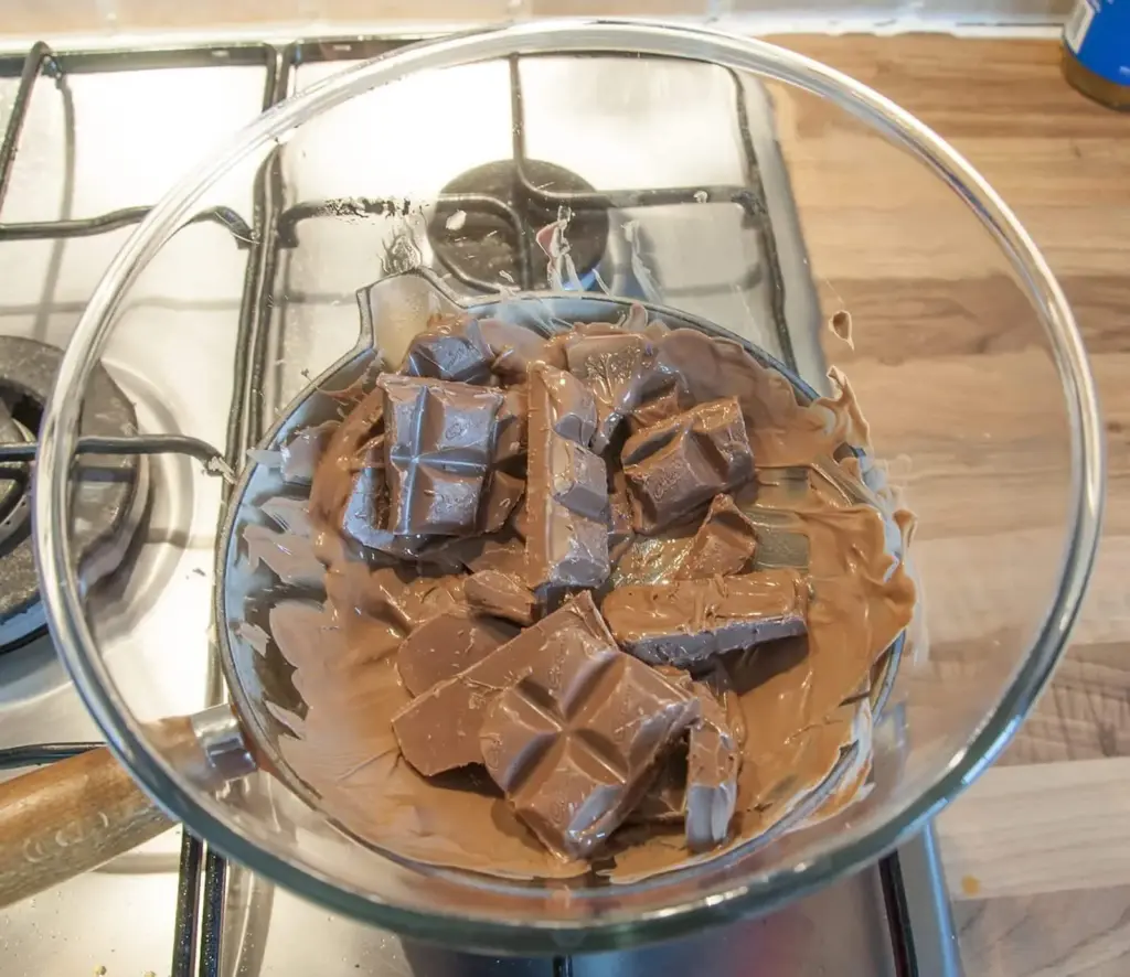 For those with a sweet tooth and a taste for luxury. Decadent Millionaire's Shortbread. A simple recipe that will have your friends begging for more. Yum! | theyumyumclub.com