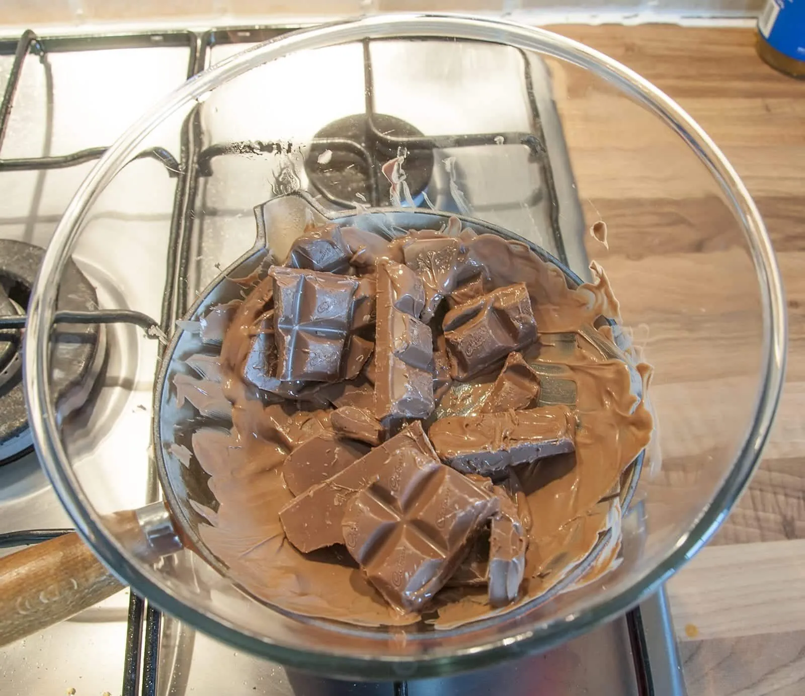For those with a sweet tooth and a taste for luxury. Decadent Millionaire's Shortbread. A simple recipe that will have your friends begging for more. Yum! | theyumyumclub.com