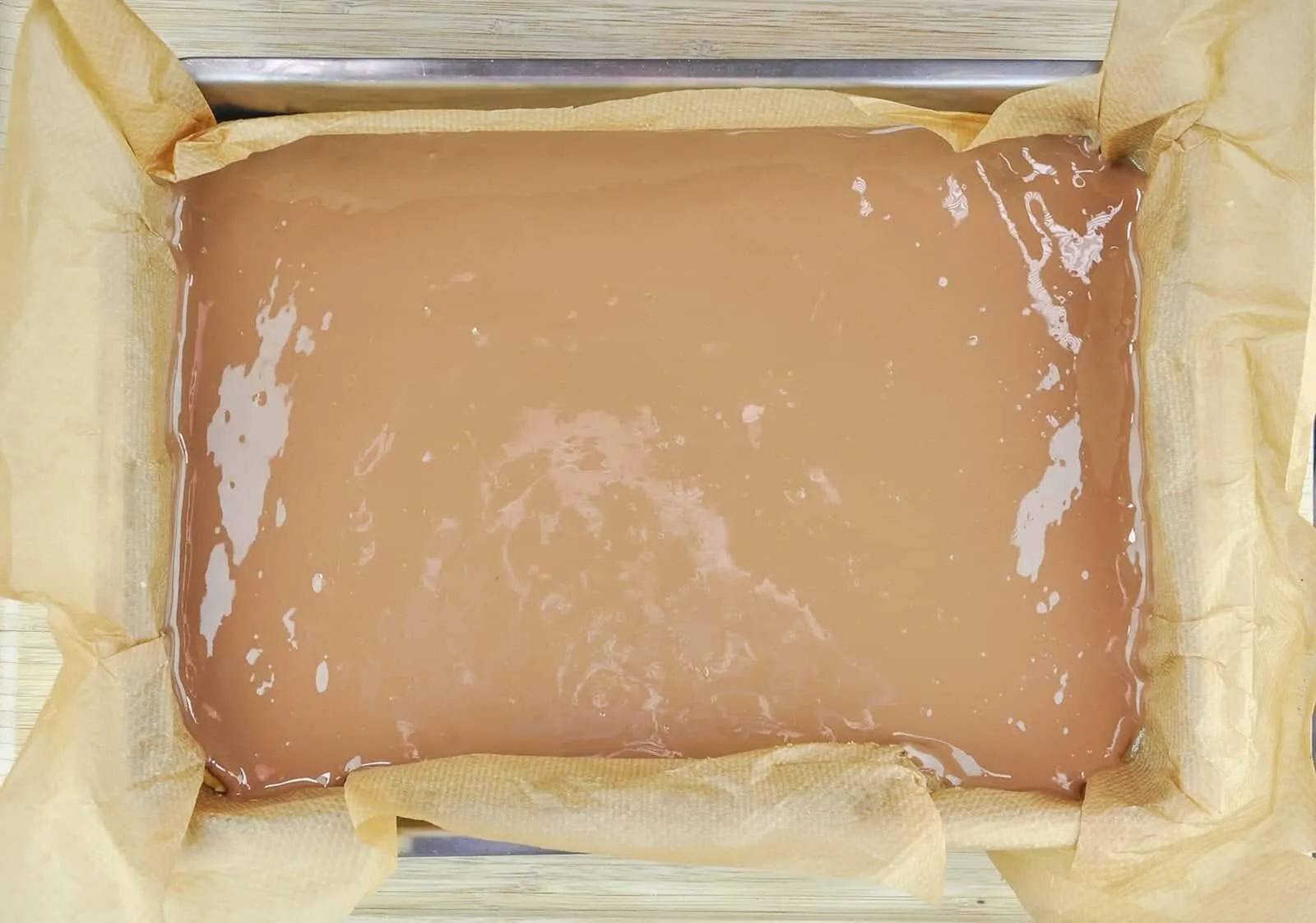 For those with a sweet tooth and a taste for luxury. Decadent Millionaire's Shortbread. A simple recipe that will have your friends begging for more. Yum! | theyumyumclub.com