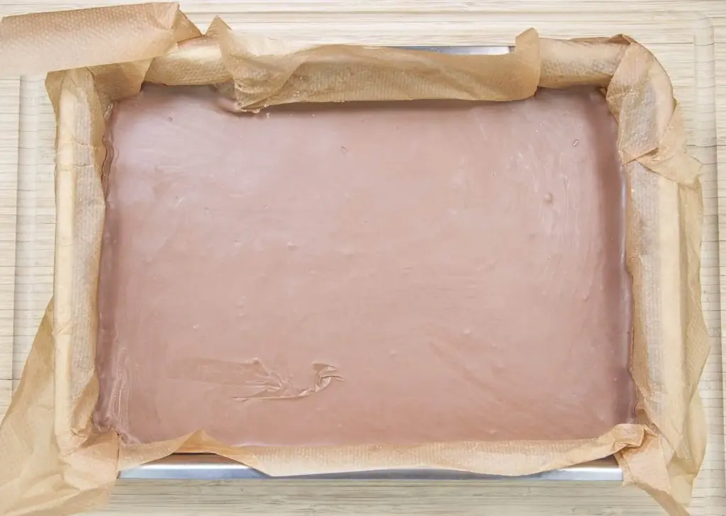 For those with a sweet tooth and a taste for luxury. Decadent Millionaire's Shortbread. A simple recipe that will have your friends begging for more. Yum! | theyumyumclub.com
