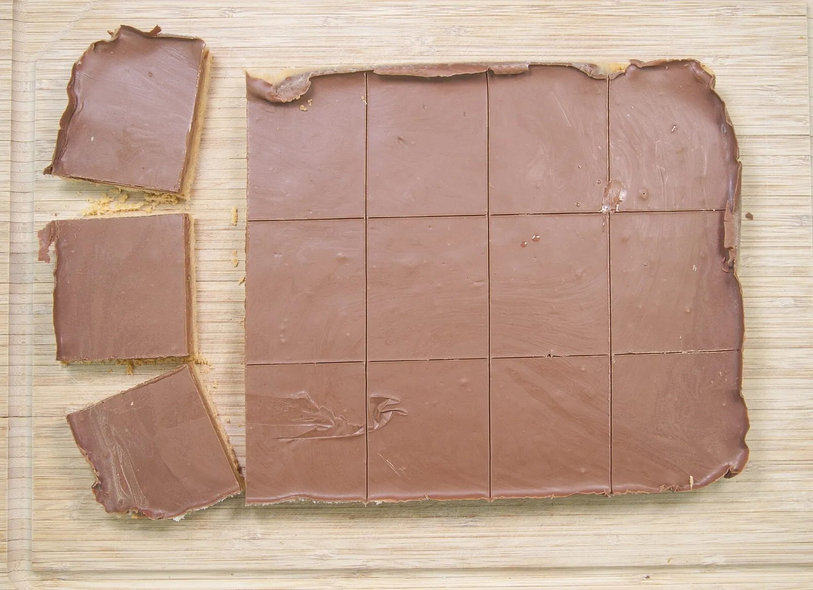 For those with a sweet tooth and a taste for luxury. Decadent Millionaire's Shortbread. A simple recipe that will have your friends begging for more. Yum! | theyumyumclub.com