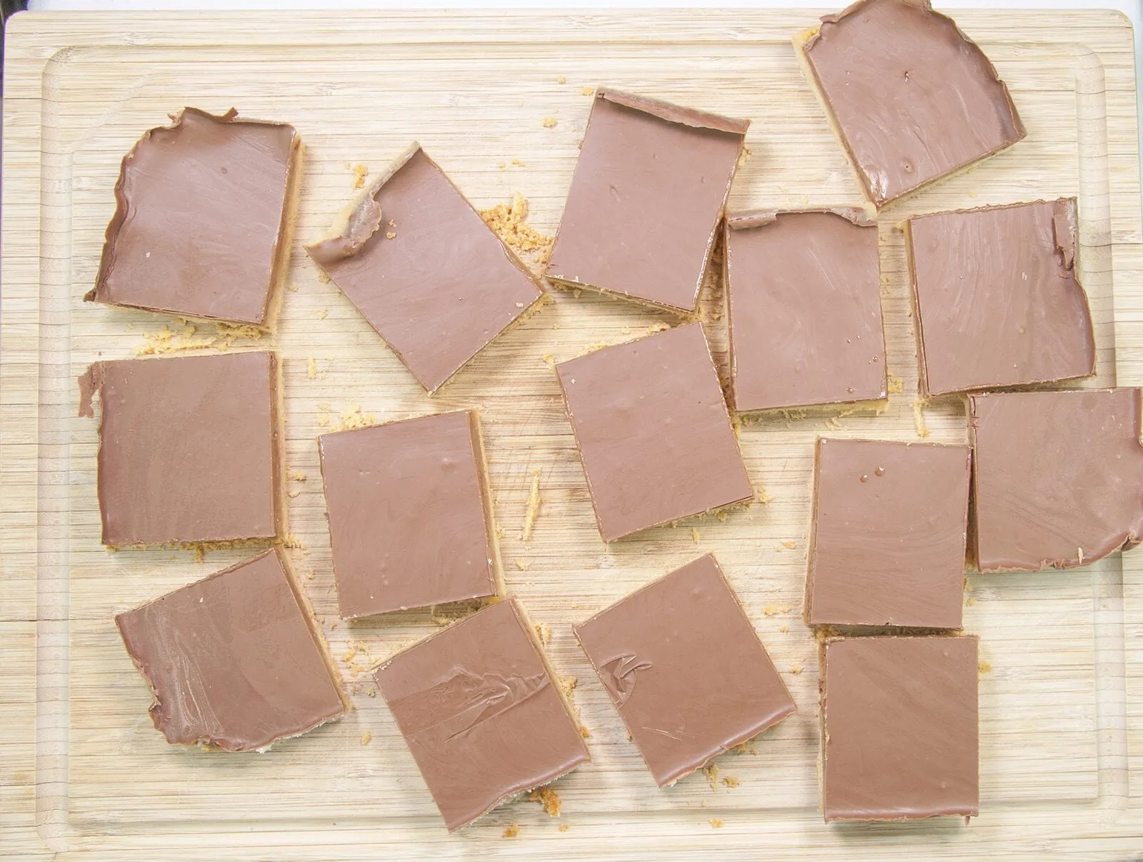For those with a sweet tooth and a taste for luxury. Decadent Millionaire's Shortbread. A simple recipe that will have your friends begging for more. Yum! | theyumyumclub.com