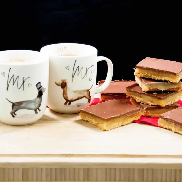 For those with a sweet tooth and a taste for luxury. Decadent Millionaire's Shortbread. A simple recipe that will have your friends begging for more. Yum! | theyumyumclub.com