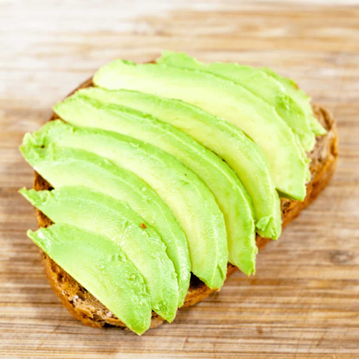 Fanned avocado on toast | theyumyumclub.com