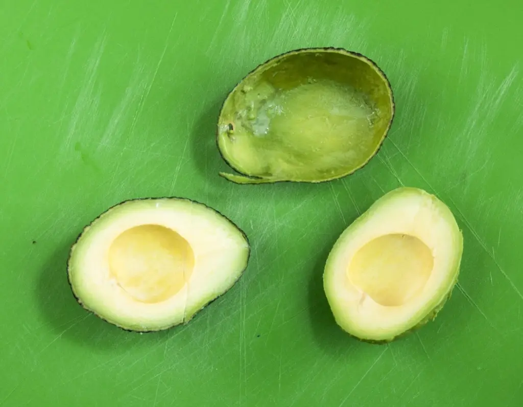 Remove the stones and skin from the avocado | theyumyumclub.com