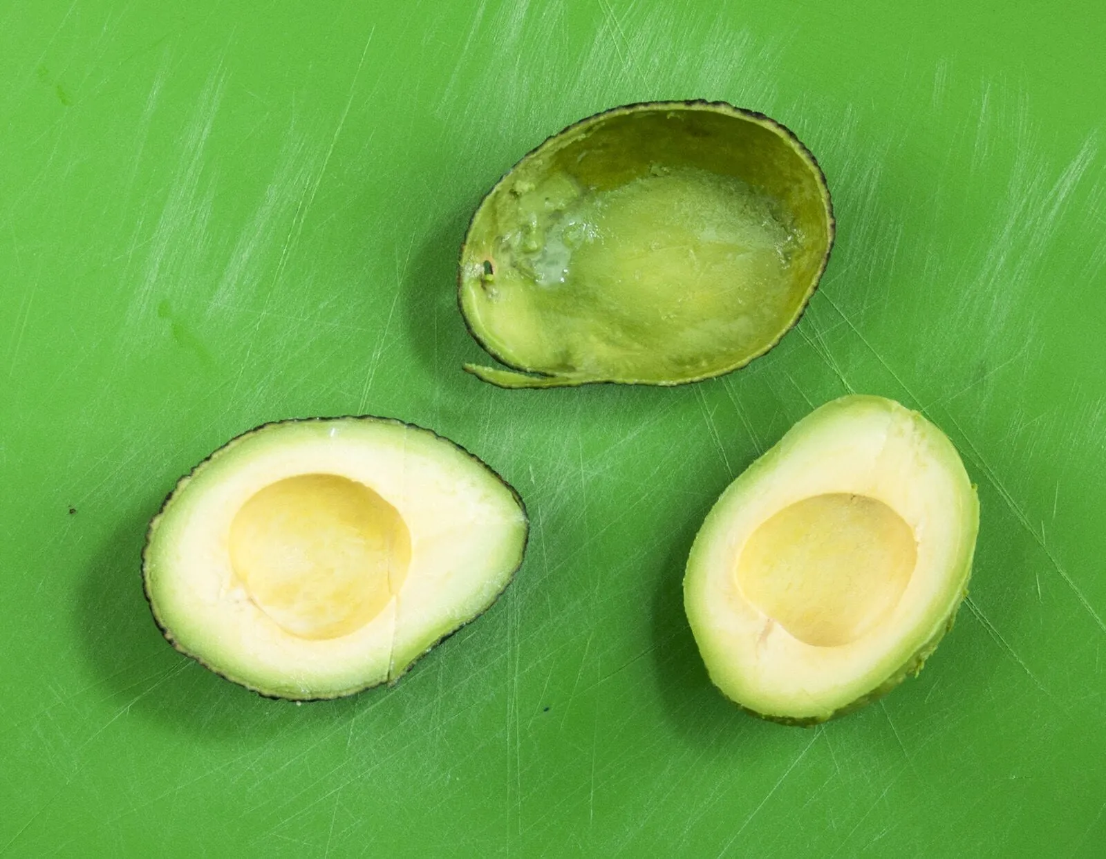 Remove the stones and skin from the avocado | theyumyumclub.com