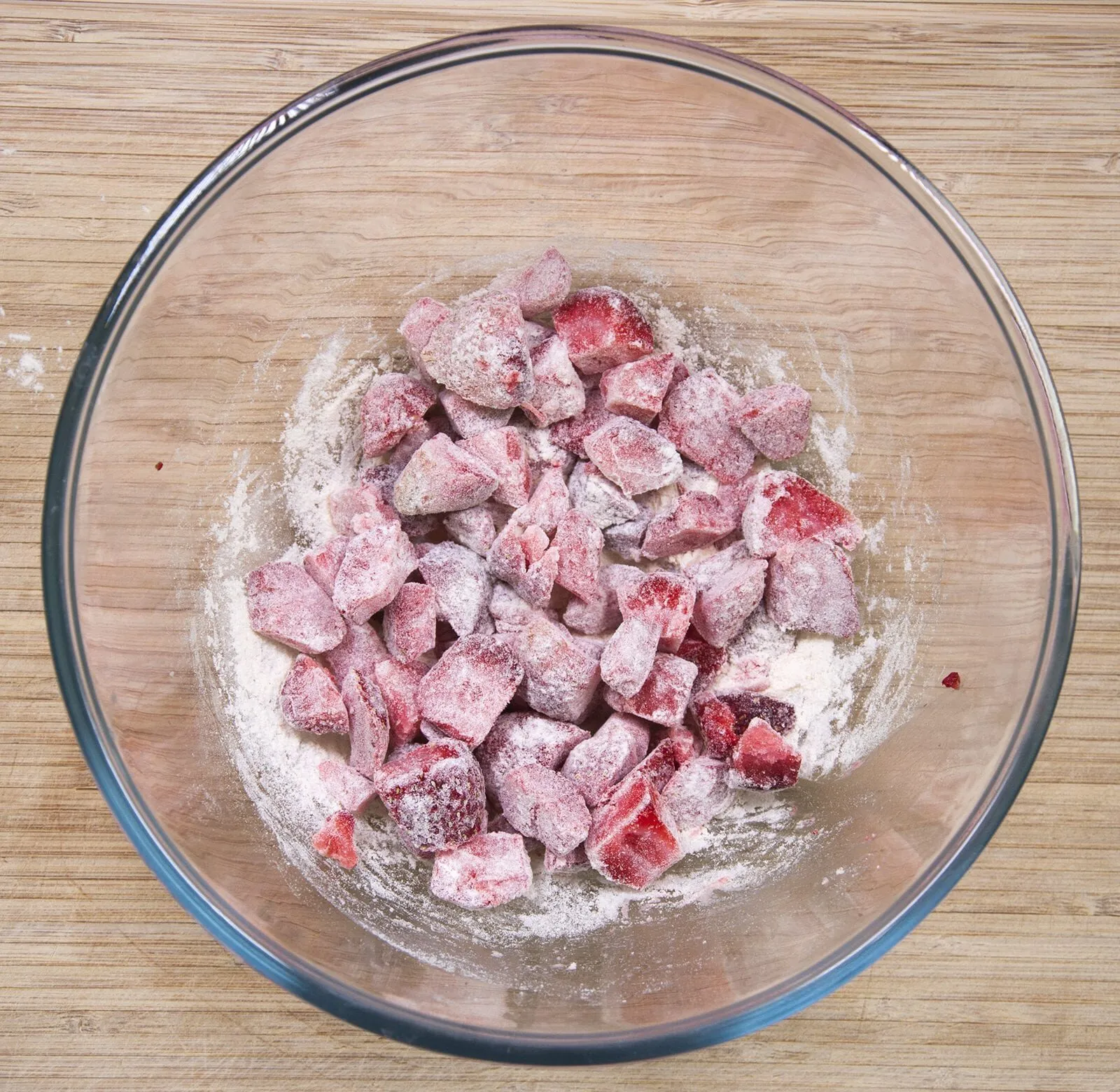 Strawberry muffins. Yum! Whether it's breakfast, mid-morning coffee or afternoon tea munching on these strawberry muffins will get you through the day ???? | theyumyumclub.com