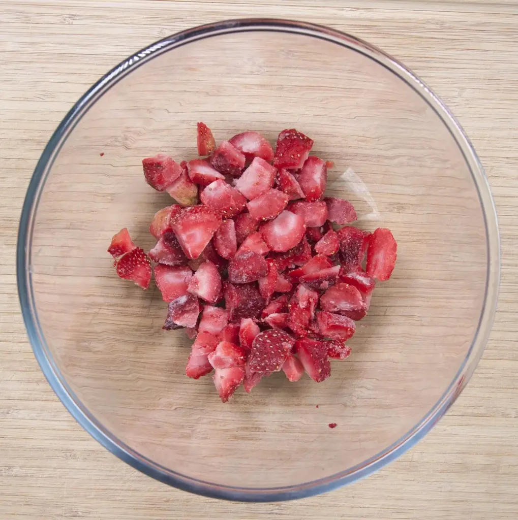 Strawberry muffins. Yum! Whether it's breakfast, mid-morning coffee or afternoon tea munching on these strawberry muffins will get you through the day ???? | theyumyumclub.com