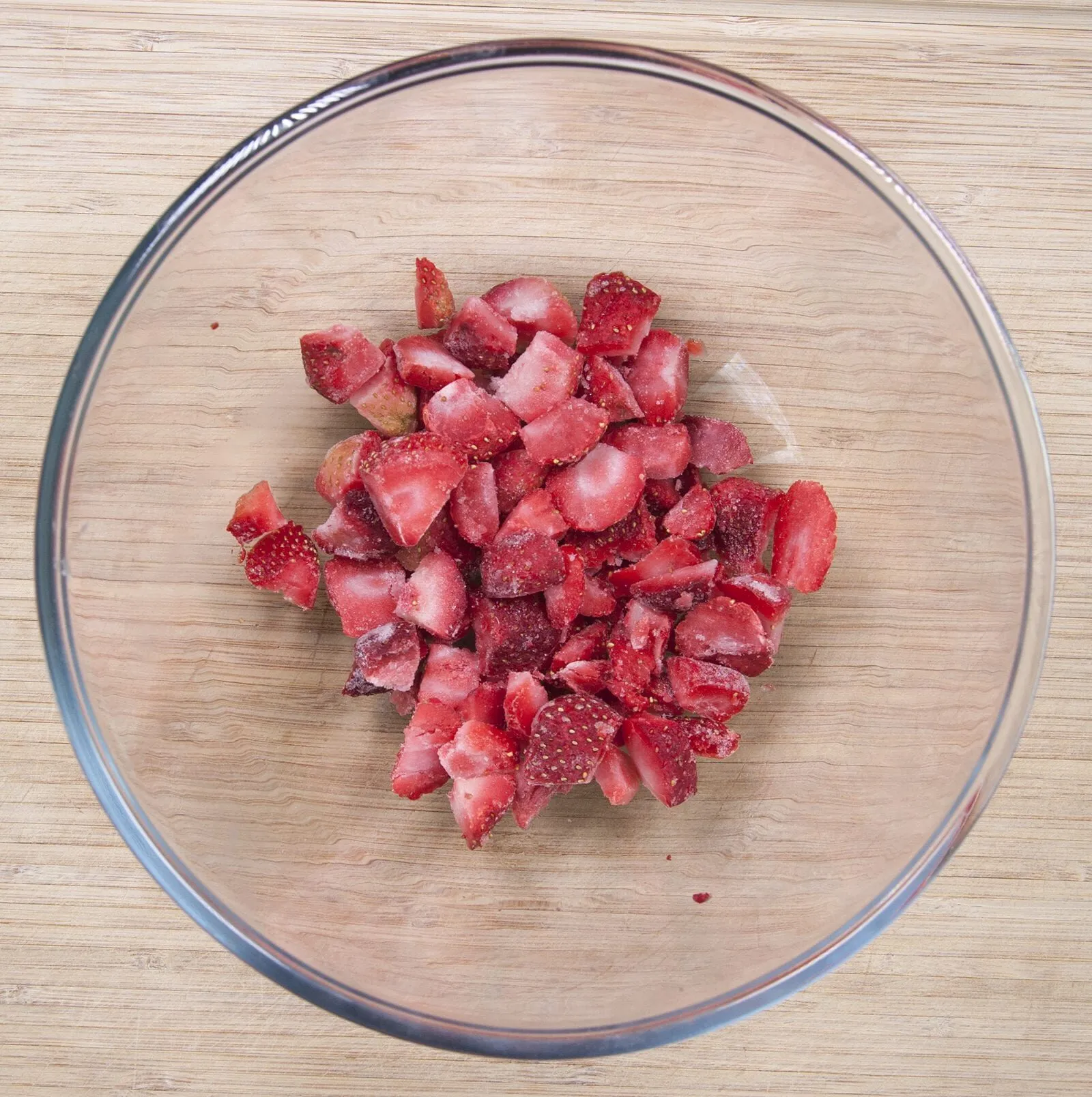 Strawberry muffins. Yum! Whether it's breakfast, mid-morning coffee or afternoon tea munching on these strawberry muffins will get you through the day ???? | theyumyumclub.com