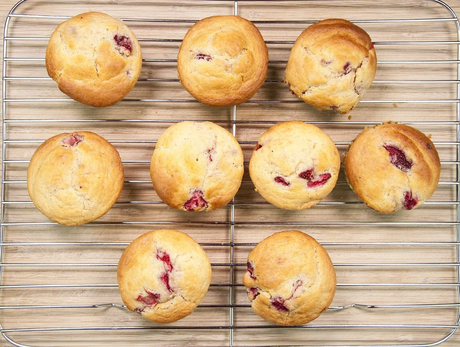 Strawberry muffins. Yum! Whether it's breakfast, mid-morning coffee or afternoon tea munching on these strawberry muffins will get you through the day ???? | theyumyumclub.com