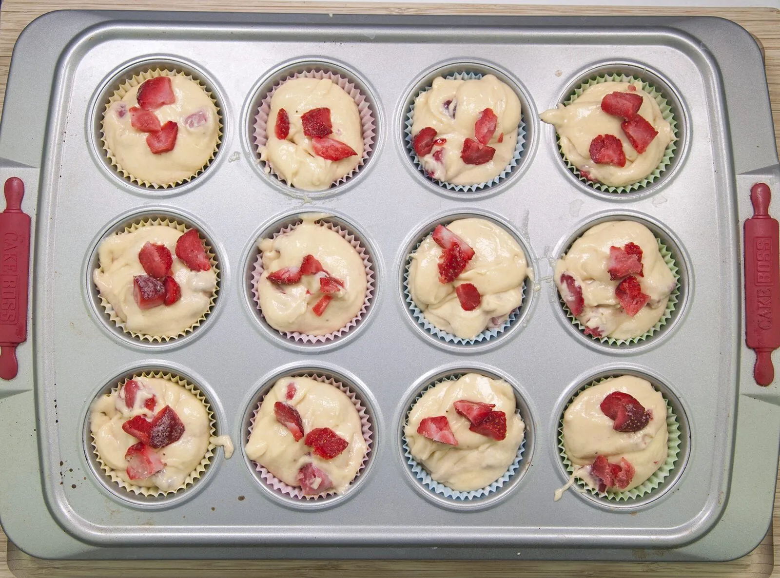Strawberry muffins. Yum! Whether it's breakfast, mid-morning coffee or afternoon tea munching on these strawberry muffins will get you through the day ???? | theyumyumclub.com
