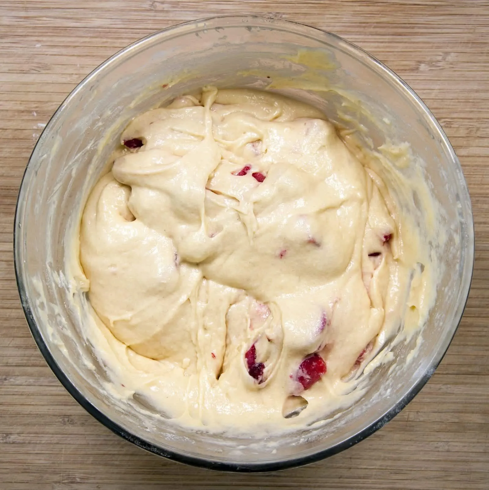 Strawberry muffins. Yum! Whether it's breakfast, mid-morning coffee or afternoon tea munching on these strawberry muffins will get you through the day ???? | theyumyumclub.com