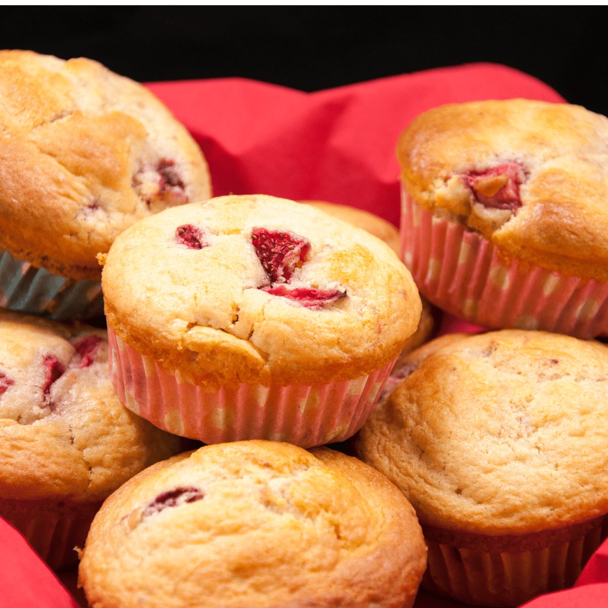 Strawberry muffins. Yum! Whether it's breakfast, mid-morning coffee or afternoon tea munching on these strawberry muffins will get you through the day ???? | theyumyumclub.com