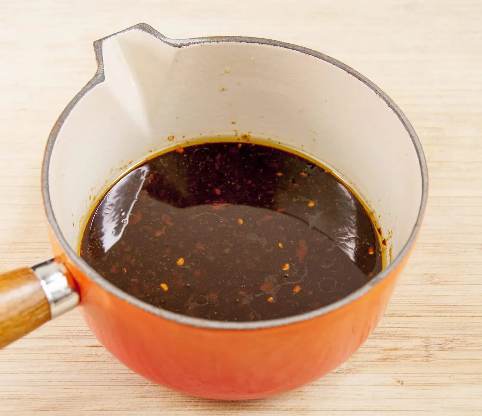 Thicken the rib glaze. Chinese sticky hoisin chilli ribs. Perfect pork spare rib. Yum! Yum! | theyumyumclub.com