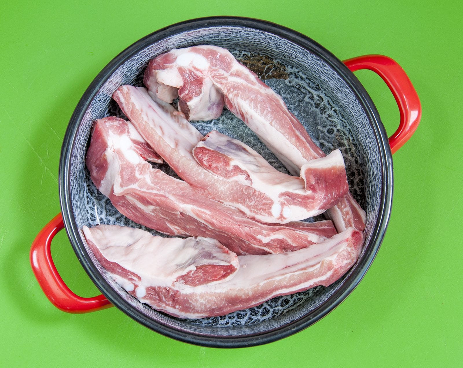Place the ribs in a casserole dish. Chinese sticky hoisin chilli ribs. Perfect pork spare rib. Yum! Yum! | theyumyumclub.com