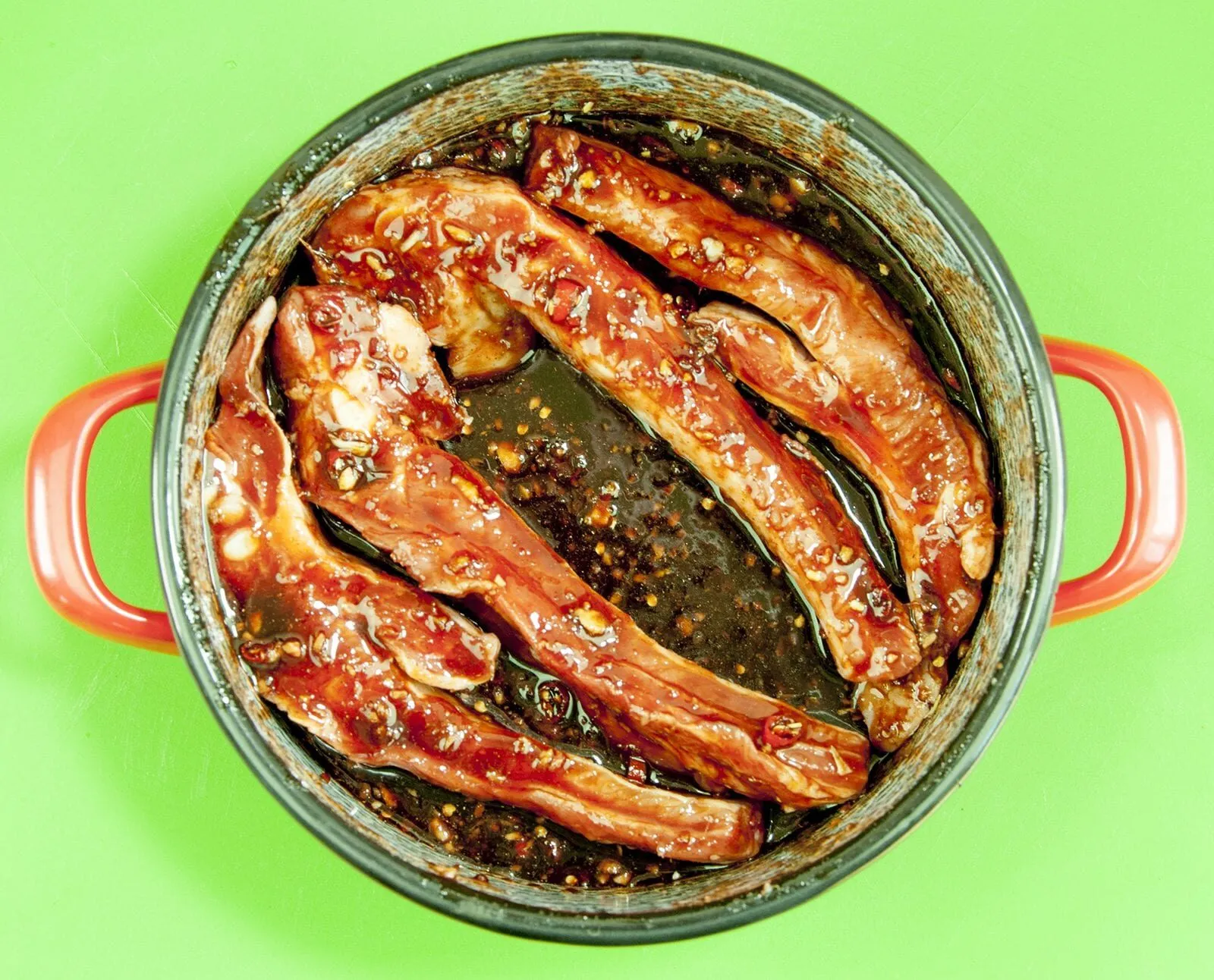 Smoother the ribs in the marinade. Chinese sticky hoisin chilli ribs. Perfect pork spare rib. Yum! Yum! | theyumyumclub.com