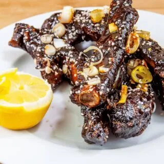 Chinese sticky hoisin chilli ribs. Perfect pork spare ribs. Just like you get at your local restaurant only you control how many! ???????? Yum! Yum! | theyumyumclub.com