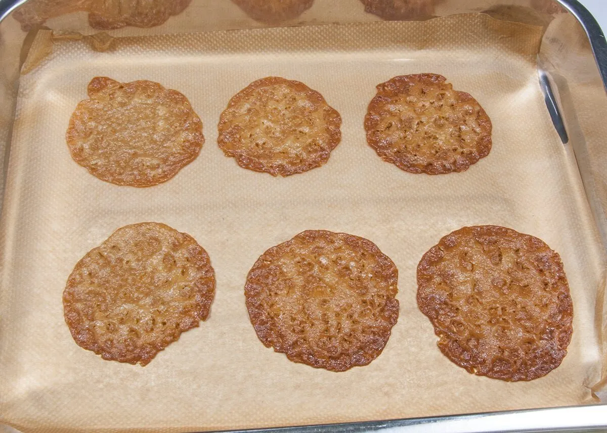 Ginger brandy snaps. Bake for 7-10 minutes | https://theyumyumclub.com/2019/05/07/ginger-brandy-snaps/