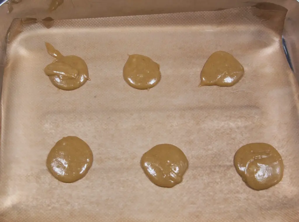 Ginger brandy snaps. Spoon on to baking paper | https://theyumyumclub.com/2019/05/07/ginger-brandy-snaps/