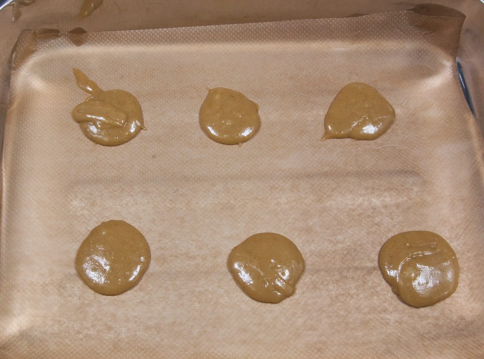 Ginger brandy snaps. Spoon on to baking paper | https://theyumyumclub.com/2019/05/07/ginger-brandy-snaps/