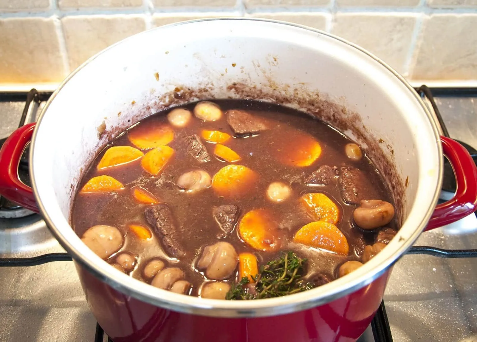 Braised beef rump in red wine' Mix well and bring to a simmer | https://theyumyumclub.com/2019/05/08/braised-beef-rump-red-wine/