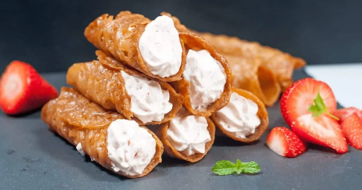 Strawberry mousse stuffed brandy snaps | https://theyumyumclub.com/2019/05/13/strawberry-mousse-stuffed-brandy-snaps/