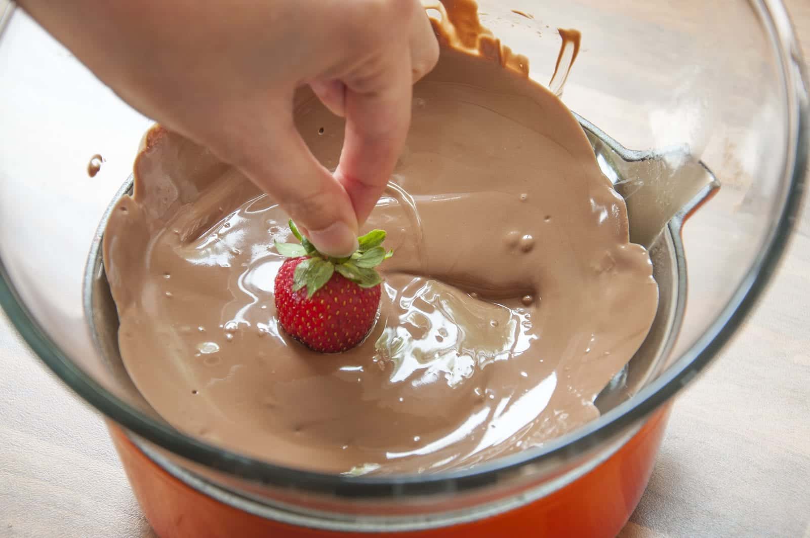 Hazelnut and chocolate smothered strawberries. Dip the strawberry in to the chocolate | https://theyumyumclub.com/2019/05/21/hazelnut-chocola…red-strawberries/